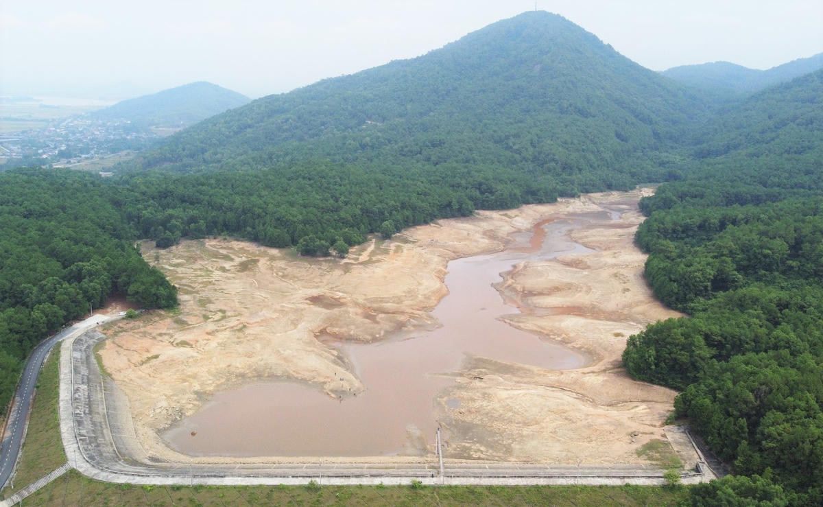 Hồ chứa nước sinh hoạt Thiên Tượng cạn trơ đáy.