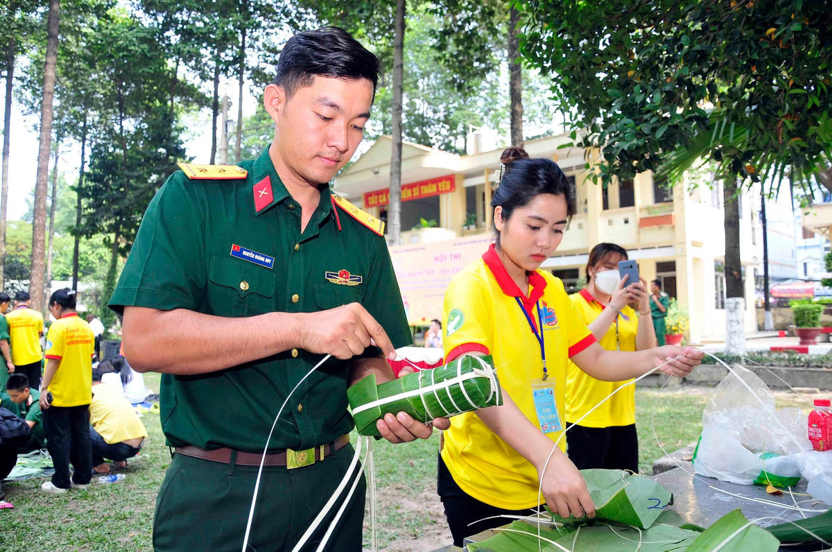 Chiến sỹ Trung đoàn Gia Định, Bộ Tư lệnh TP HCM tham gia cuộc thi gói bánh Chưng, bánh Tết đón Xuân Quý Mão. (Ảnh: X.K).