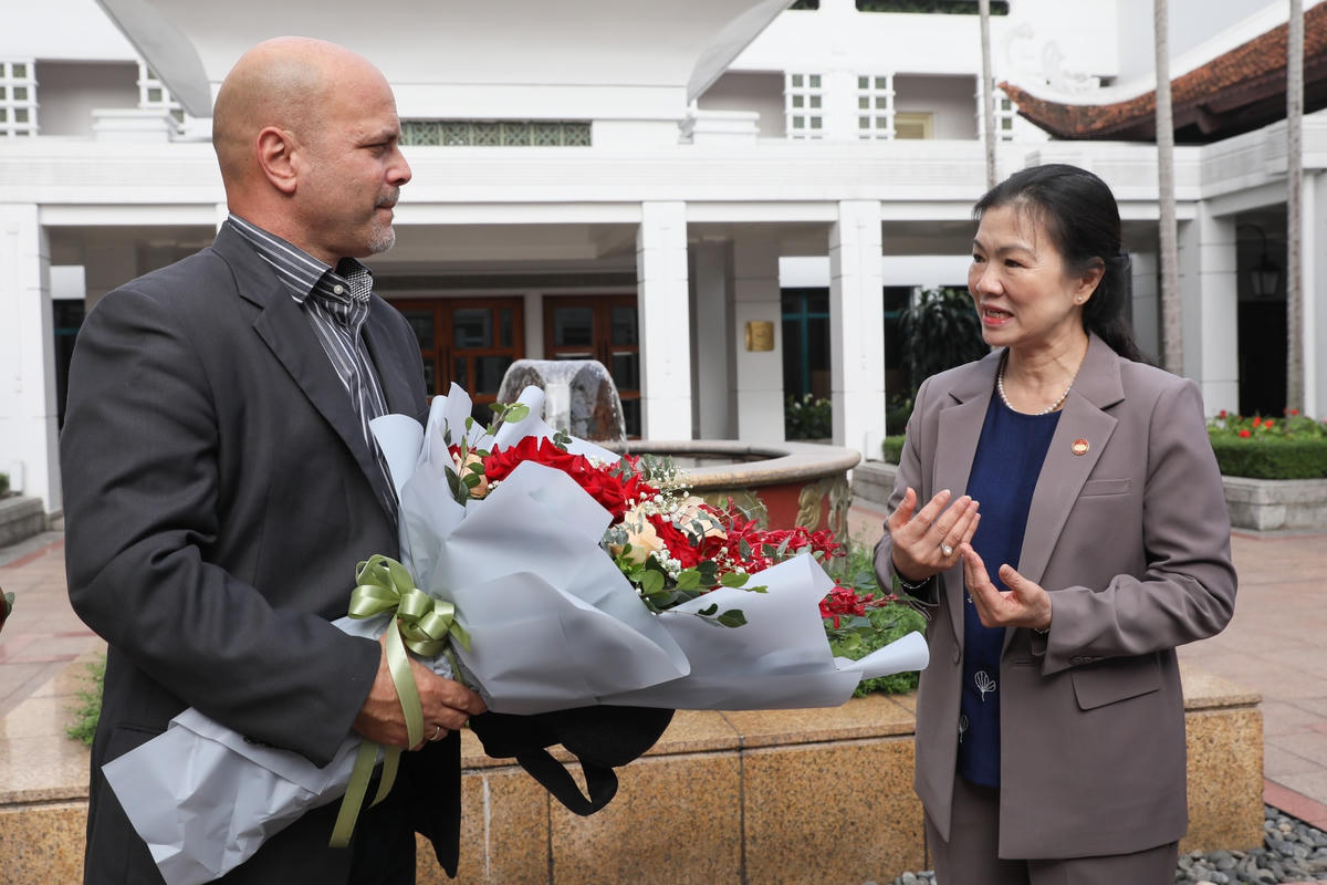 Phó Chủ tịch UBTƯ MTTQ Việt Nam Trương Thị Ngọc Ánh tặng hoa chúc mừng Đoàn đại biểu cấp cao Uỷ ban Bảo vệ Cách mạng Cuba.