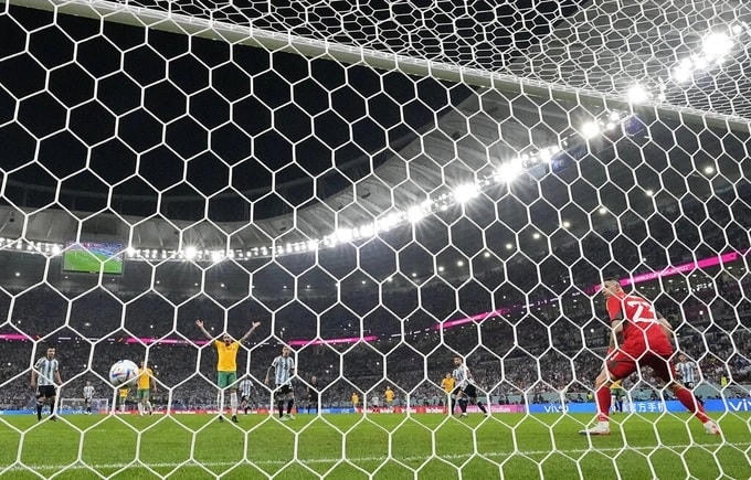 Khoảnh khắc thiên tài của Messi đưa Argentina vào tứ kết