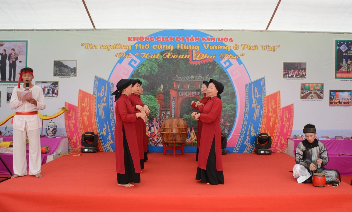 Các nghệ nhân, người thực hành, cộng đồng chủ thể di sản văn hóa phi vật thể thuộc 13 tỉnh, thành phố đã mang đến những giá trị hồn cốt, bản sắc của từng di sản, thông qua các phần trình diễn và thực hành theo đúng nguyên gốc. 
