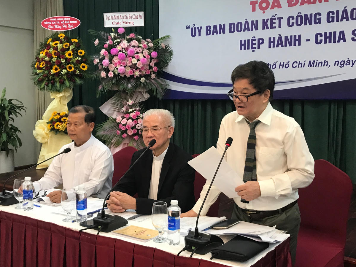 Các đại biểu chủ trì buổi toạ đàm.
