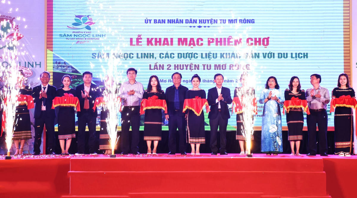 Lãnh đạo Trung ương và tỉnh Kon Tum cắt băng khai mạc Phiên chợ sâm Ngọc Linh.