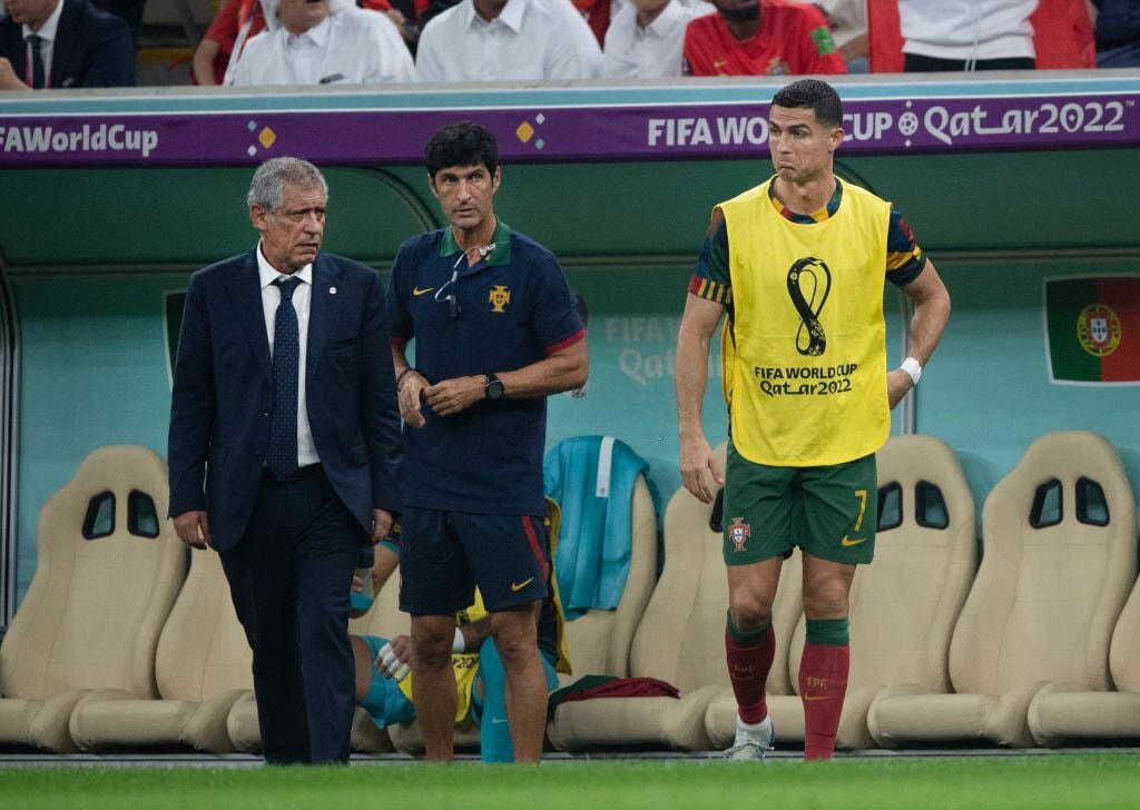 HLV Santos trừng phạt Ronaldo dù trước đó ông khẳng định sẽ không nghe theo đề xuất từ 70% cổ động viên đòi CR7 dự bị, trong một cuộc khảo sát online. Ảnh: Getty.