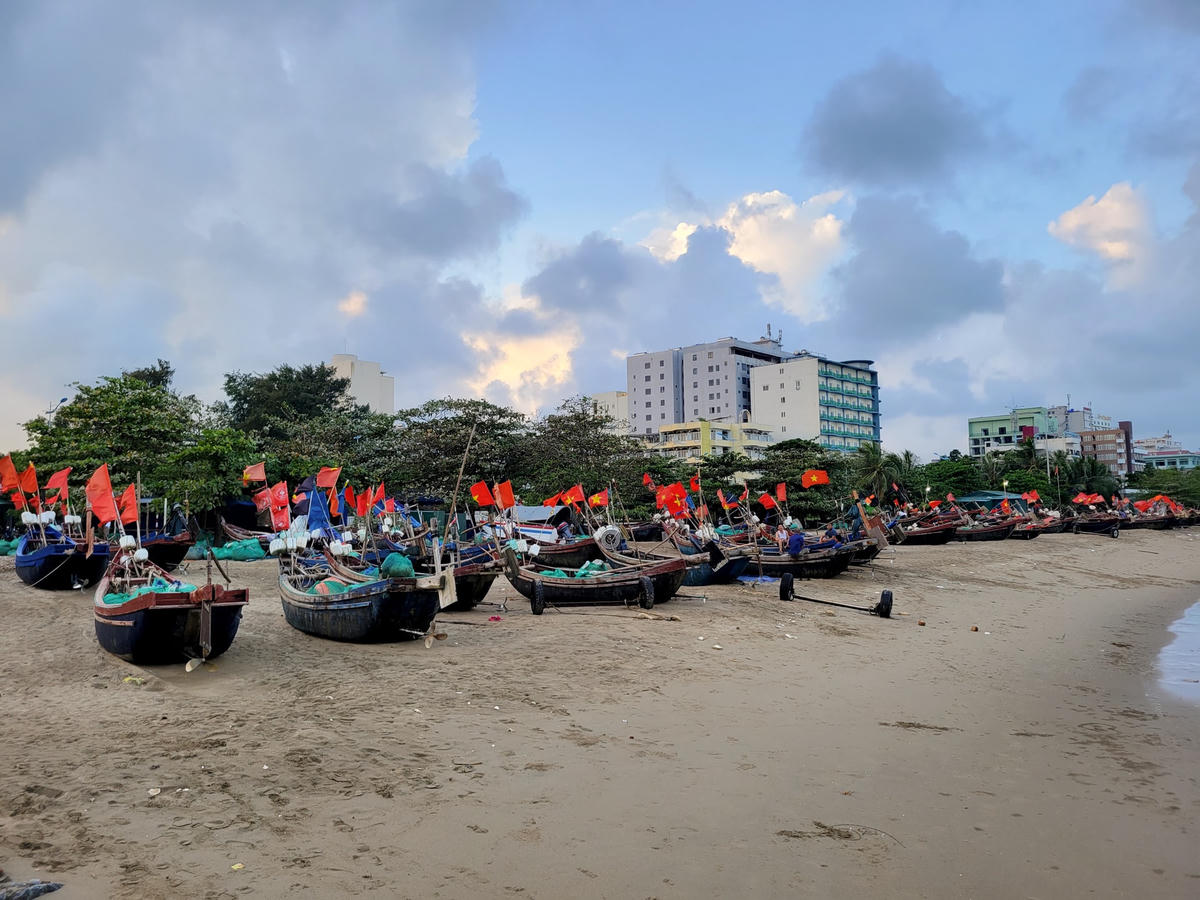 [Ảnh]: Sầm Sơn 'ngủ đông'