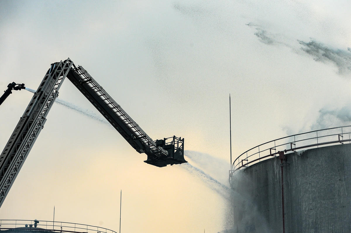 Trong quá trình lực lượng cơ sở đang triển khai chữa cháy thì ngọn lửa bất ngờ bén qua van thở gây nổ hỗn hợp hơi xăng với không khí hình thành trong khoảng không tự do của bể. 