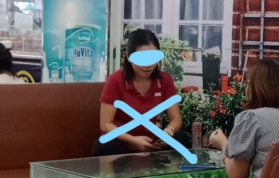 Một “cò” môi giới (dấu X) đang nói chuyện về việc “chạy” suất đỗ viên chức giáo viên mầm non. Ảnh:  Báo Tiền Phong