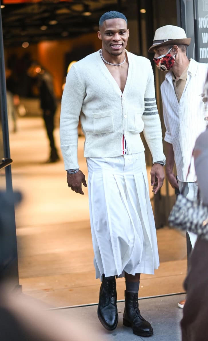 Cầu thủ bóng rổ Russell Westbrook mặc váy bên ngoài show diễn của Thom Browne tại phiên bản Xuân - Hè 2022 của Tuần lễ thời trang New York. Ảnh: CNN.
