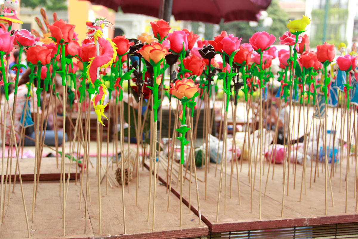 Thứ bột tạo nên từ hạt gạo với đầy đủ màu sắc sặc sỡ đã được người nghệ nhân sáng tạo ra những sản phẩm nghệ thuật mê hoặc.