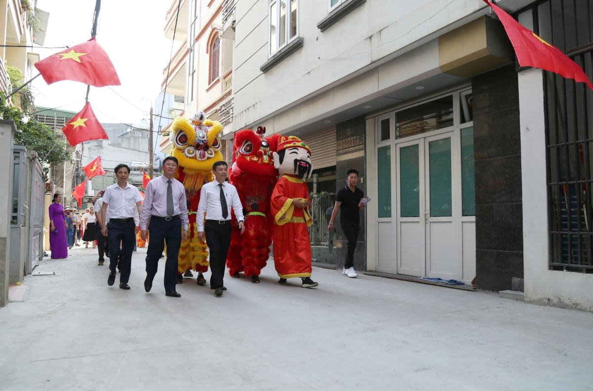 Các đại biểu cùng nhân dân tham quan tuyến đường ngõ 14 đường Cao Thắng (phường Cao Thắng) sau khi được cải tạo, nâng cấp theo tinh thần Nghị quyết 21. Đây cũng là công trình được gắn biển chào mừng kỷ niệm 60 năm Ngày thành lập tỉnh Quảng Ninh, 30 năm Ngày thành lập TP Hạ Long. Ảnh: Cổng TTĐT TP Hạ Long.