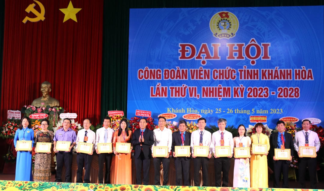Tặng bằng khen cho  những cá nhân tiêu biểu.
