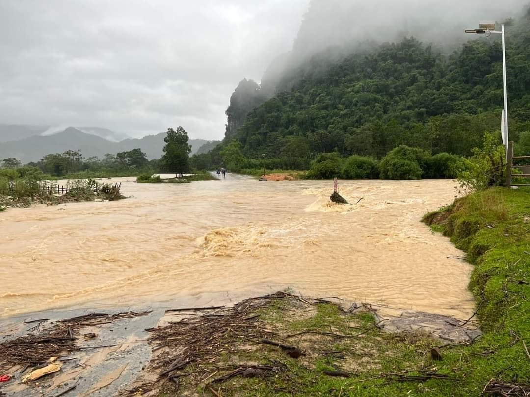 Mỗi khi có mưa lớn, tràn Ná Mén thuộc xã Vạn Xuân, huyện Thường Xuân lại bị ngập, chia cắt con đường vào xã.