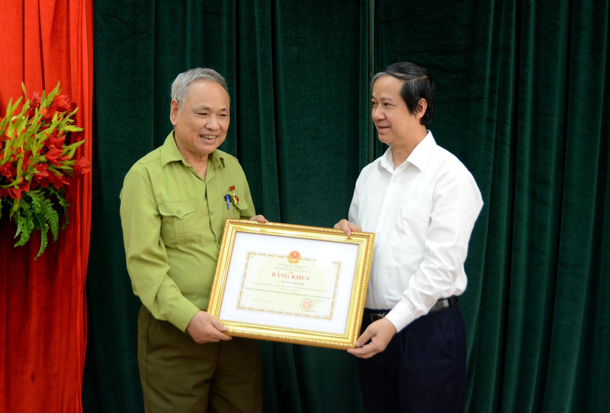 Bộ trưởng Bộ GDĐT Nguyễn Kim Sơn trao tặng Bằng khen cho ông Nguyễn Huy Kỳ - thí sinh cao tuổi nhất vừa thi đỗ Kỳ thi tốt nghiệp THPT năm 2022.