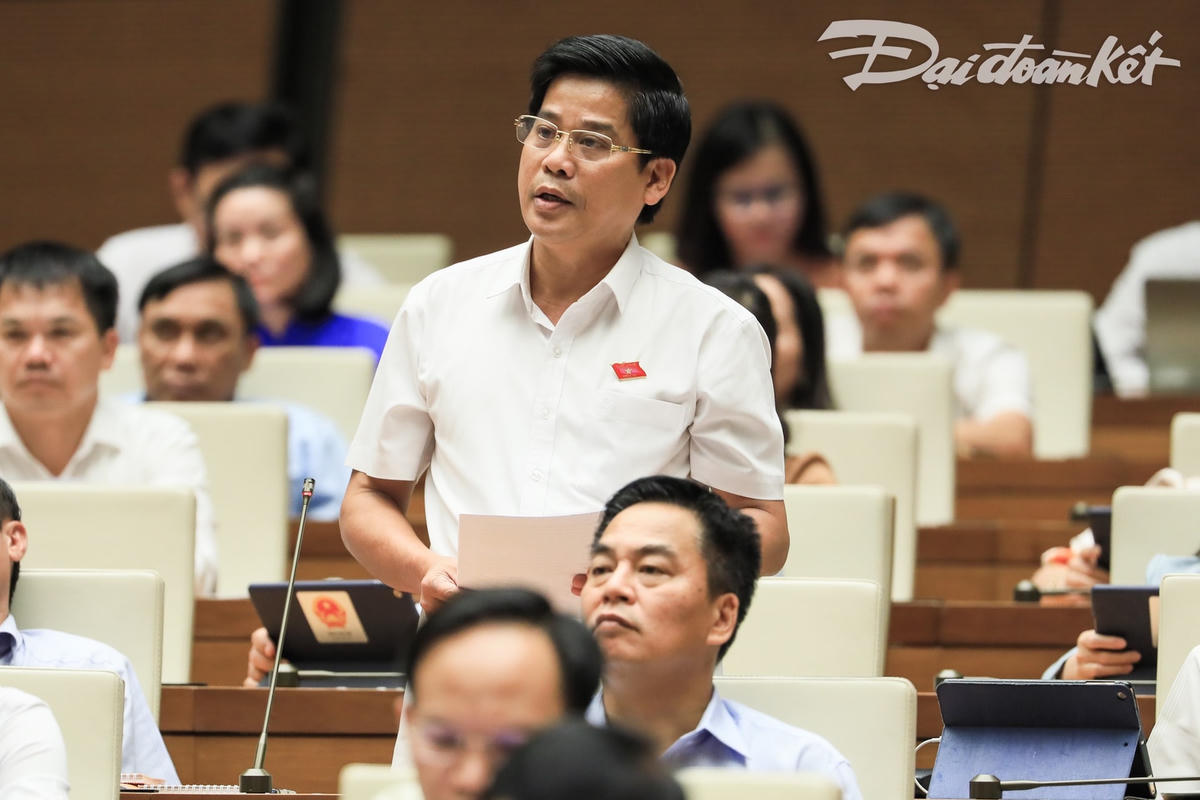 ĐB Dương Văn Phước (Quảng Nam) chất vấn tư lệnh ngành nông nghiệp- Ảnh: Quang Vinh