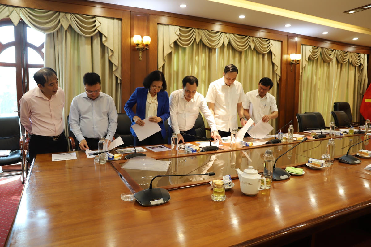  Thành viên Hội đồng Chung khảo thảo luận để lựa chọn các tác phẩm xứng đáng vinh danh tại lễ trao giải.