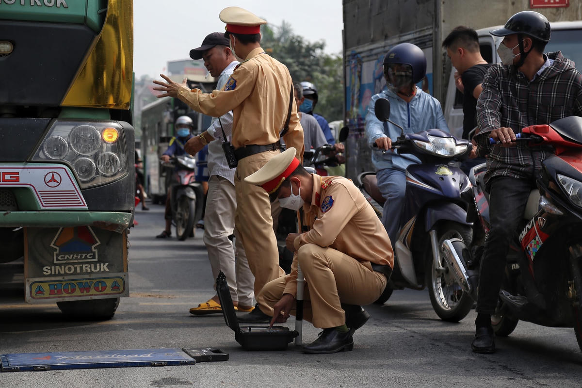 CSGT Hà Nội ‘đón lõng’ xử lý xe quá tải