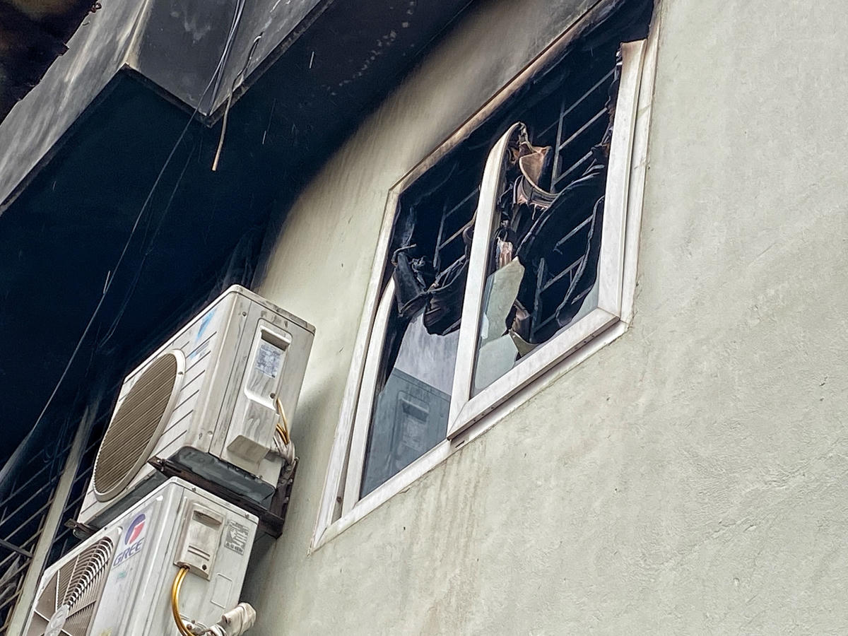 Phía bên ngoài cửa kính của chung cư mini bị vỡ.