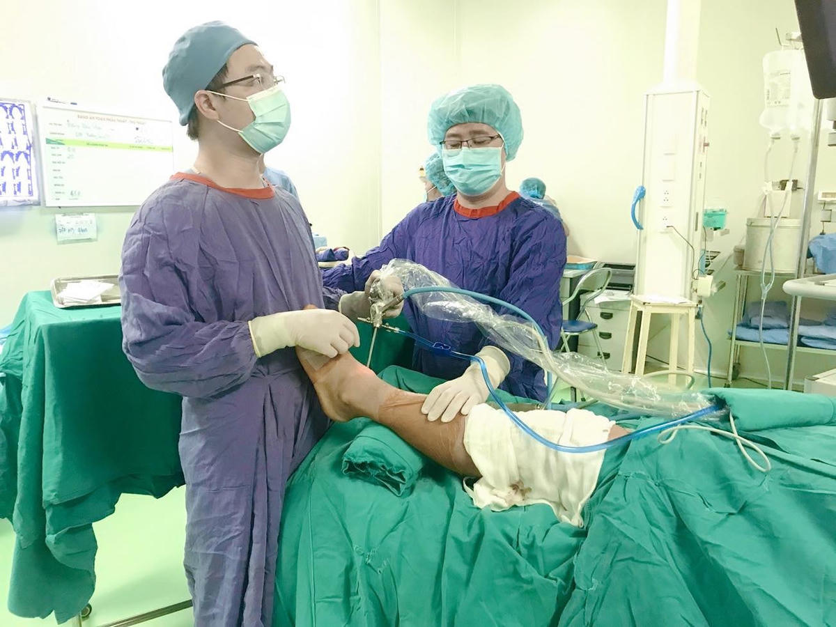 Các bác sĩ Bệnh viện Hữu nghị Việt Đức điều trị chấn thương khớp cổ chân cho bệnh nhân. Ảnh: BVCC.