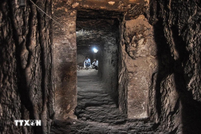 Các nhà khảo cổ làm việc bên trong lăng mộ Shedsu-Djehuty tại Draa Abul Naga, Luxor (Ai Cập), ngày 18/4/2019. (Ảnh: AFP/ TTXVN)