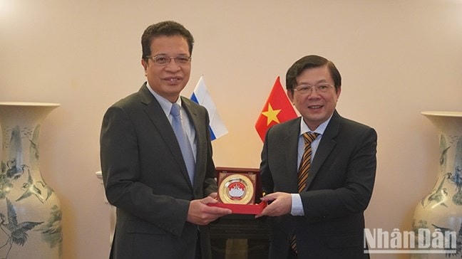 Phó Chủ tịch Ủy ban Trung ương Mặt trận Tổ quốc Việt Nam Nguyễn Hữu Dũng tặng Đại sứ Việt Nam tại Nga Đặng Minh Khôi quà lưu niệm. (Ảnh: Xuân Hưng). 