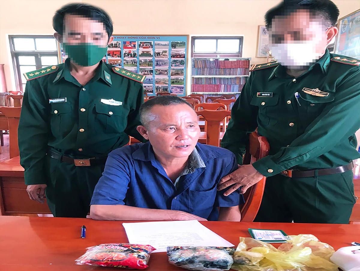 Đối tượng Đinh Xuân Thư cùng tang vật.