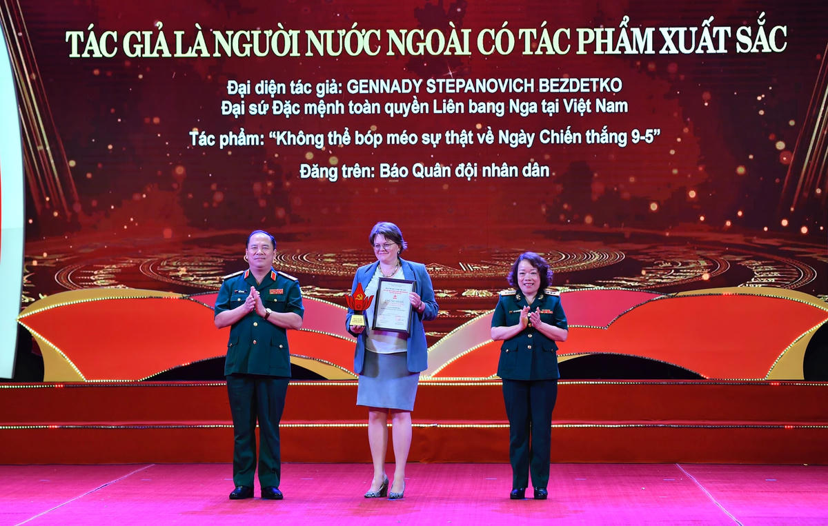 Bà Ekaterina Nikolaevna Bakeeva, Tham tán công sứ Liên bang Nga tại Việt Nam thừa ủy quyền của G.S Bezdetko lên sân khấu nhận thưởng "Tác giả là người nước ngoài có tác phẩm xuất sắc" .
