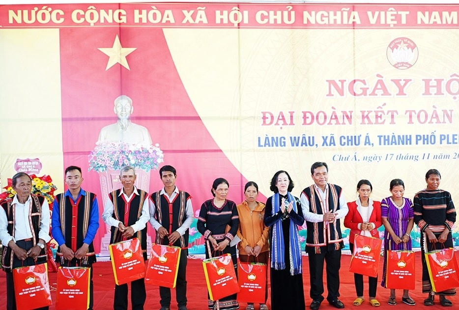 Bà Trương Thị Mai, Ủy viên Bộ Chính trị, Bí thư Trung ương Đảng, Trưởng Ban Tổ chức Trung ương, tặng quà cho bà con làng Wâu, xã Chư Á, TP Pleiku.