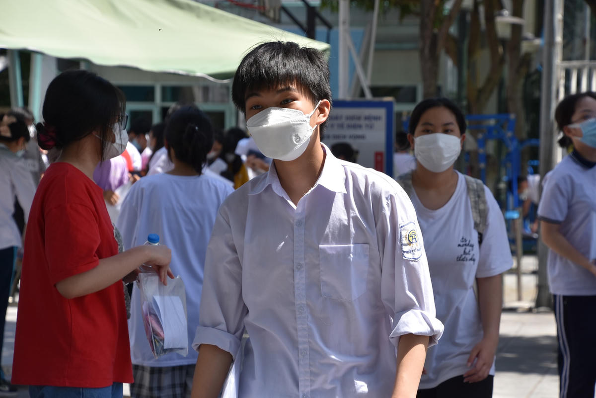 Sáng 19/6, các sĩ tử bước vào môn thi cuối cùng kì thi tuyển sinh vào lớp 10 không chuyên.