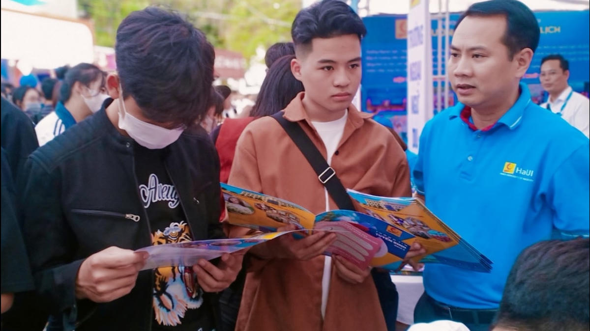 Học sinh tham gia Ngày hội tư vấn tuyển sinh - hướng nghiệp năm 2023.