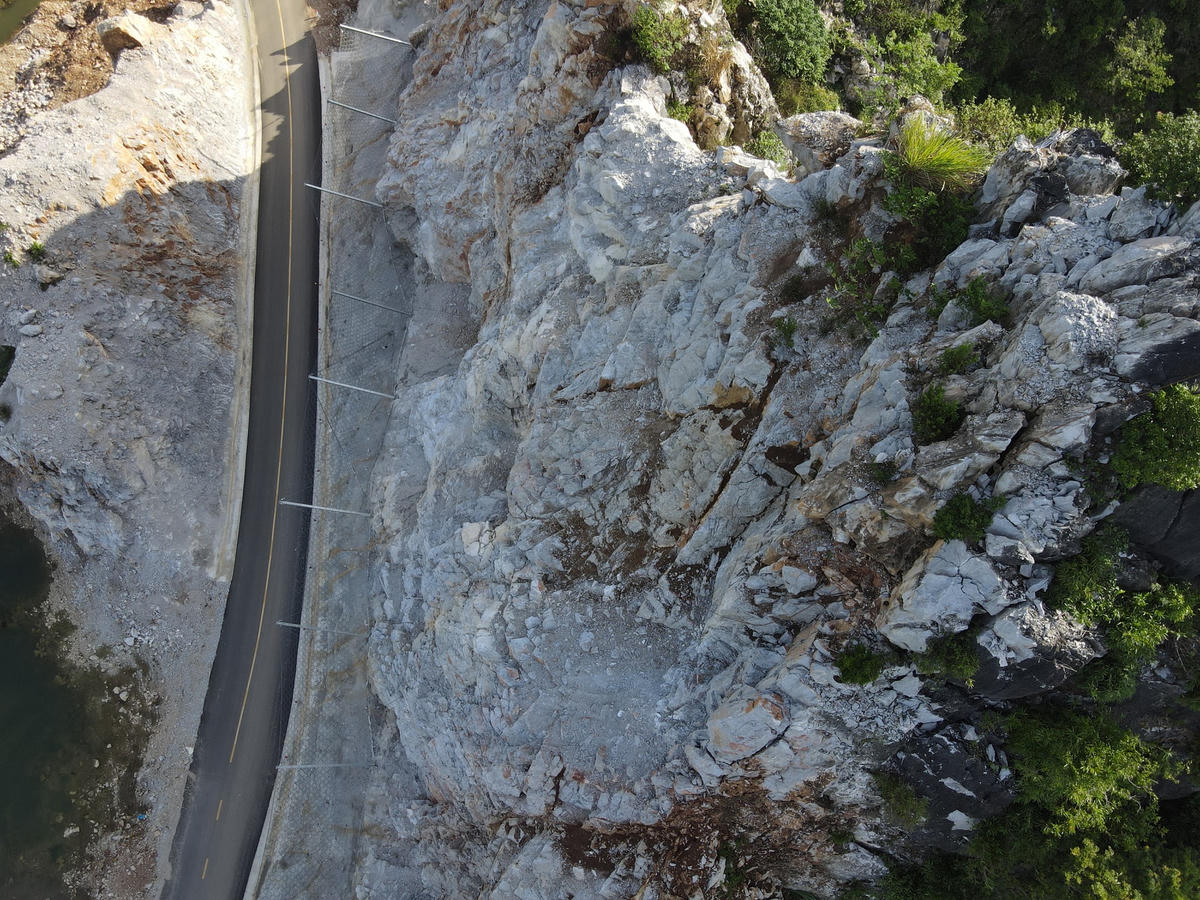 [Ảnh]: Người dân bất an khi đi qua đoạn đường 'tử thần' 