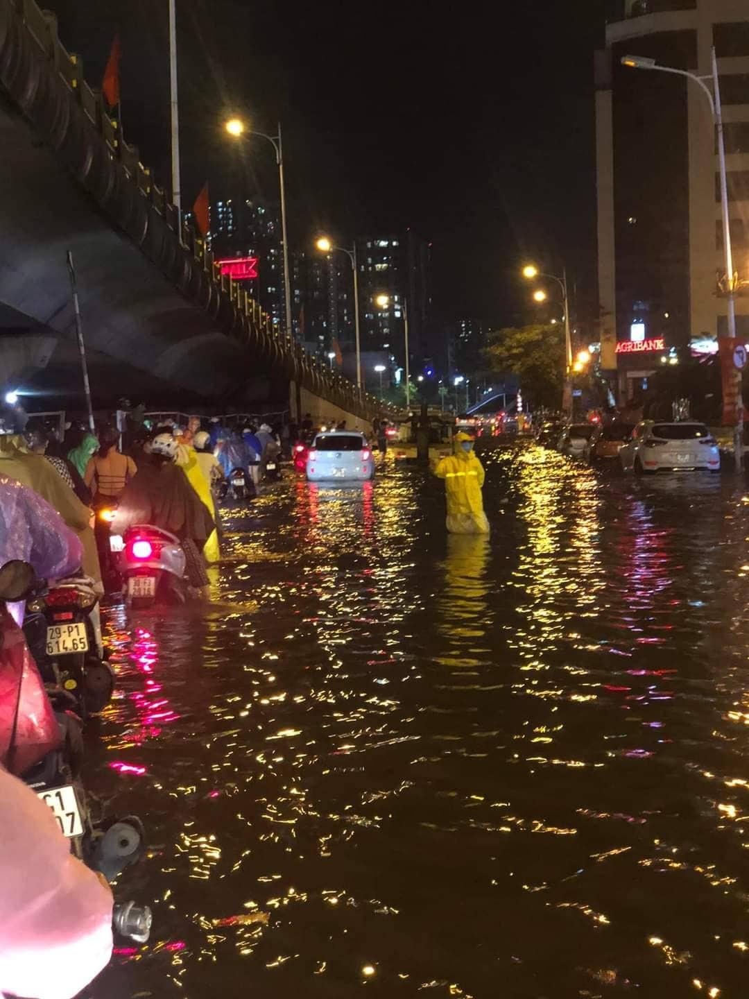 Khu vực đường dẫn lên cầu Vĩnh Tuy giao thông tắc nghẽn vì nước ngập sâu.