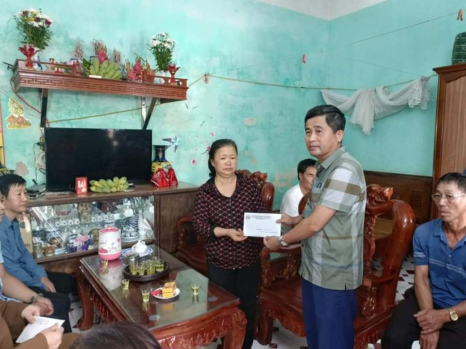 Phó Bí thư Thường trực Thành ủy TP Nam Định Vũ Ngọc Phi trao tiền ủng hộ của người dân tới cha mẹ chị Mây (những người cùng lúc mất con gái và 3 cháu ngoại). 