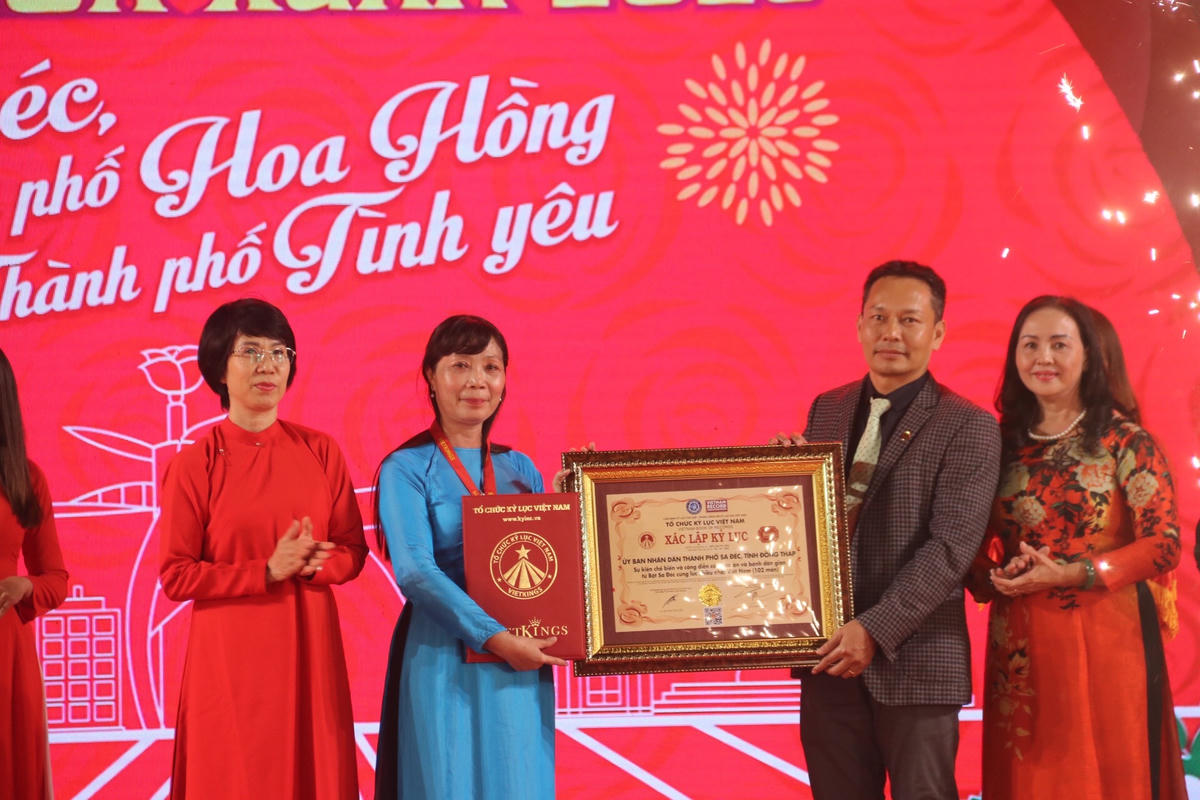 Hội kỷ lục gia Việt Nam đã công bố và trao chứng nhận xác lập kỷ lục “Sự kiện chế biến và công diễn các món ăn và bánh dân gian từ bột Sa Đéc cùng lúc nhiều nhất Việt Nam (102 món).