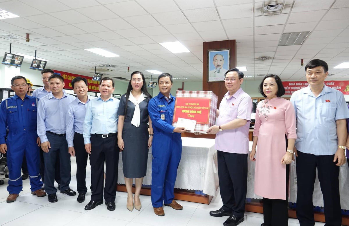 Chủ tịch Quốc hội Vương Đình Huệ tặng quà cho công nhân Công ty CP Lọc hóa dầu Bình Sơn.