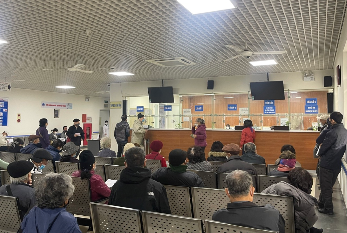 Người già khám chữa bệnh tăng cao những ngày giá rét. Ảnh: TL.