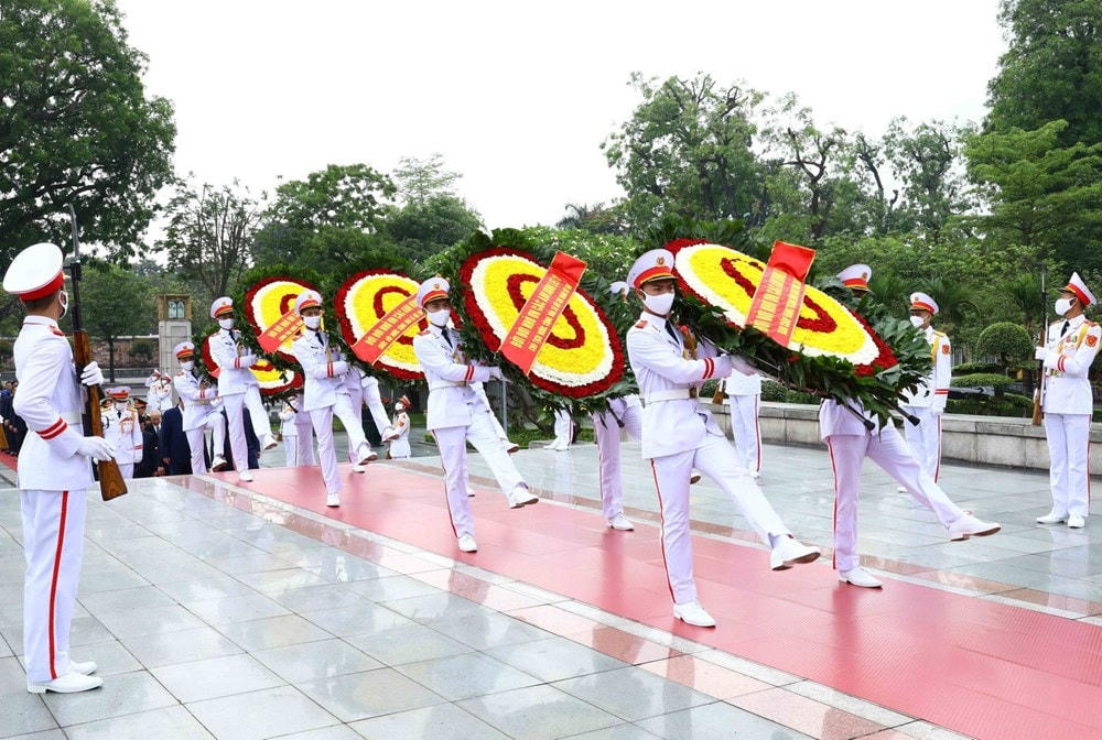 Các vị lãnh đạo Đảng, Nhà nước đến đặt vòng hoa viếng các Anh hùng liệt sĩ. (Ảnh: TTXVN).