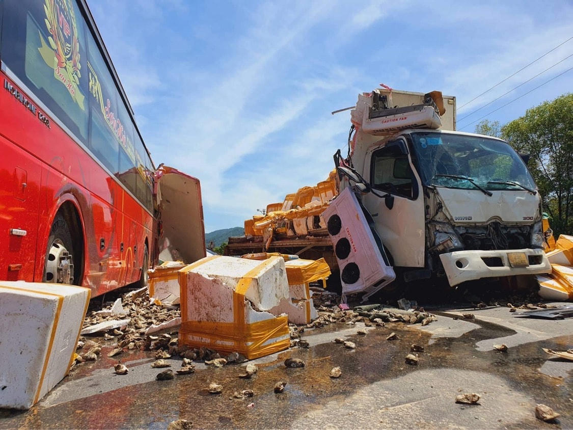 Hiện trường xe đông lạnh đâm 3 ô tô đang dừng đèn đỏ, QL1 ách tắc nhiều giờ