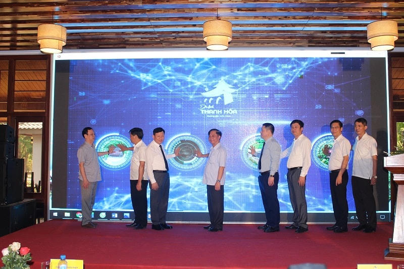 Các đại biểu thực hiện nghi thức công bố tuyến du lịch kết nối các huyện Yên Định, Thọ Xuân, Vĩnh Lộc, Cẩm Thủy.
