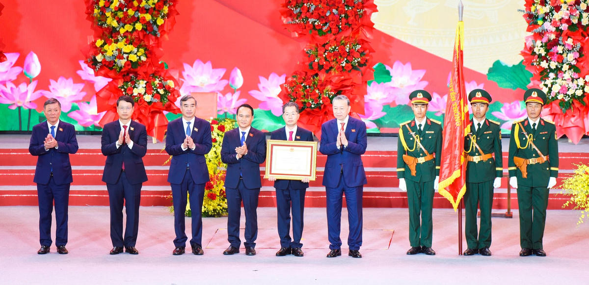 Tổng Bí thư Tô Lâm trao Huân chương Lao động hạng Nhất cho Đảng bộ, chính quyền và các tầng lớp nhân dân Đà Nẵng. Ảnh: Thanh Tùng.