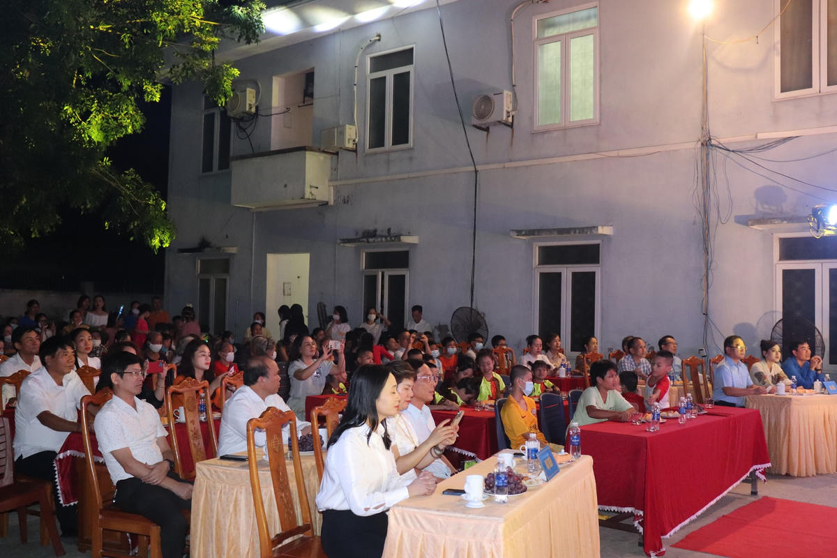 Đông đảo người dân tham dự đêm hội Trung Thu.