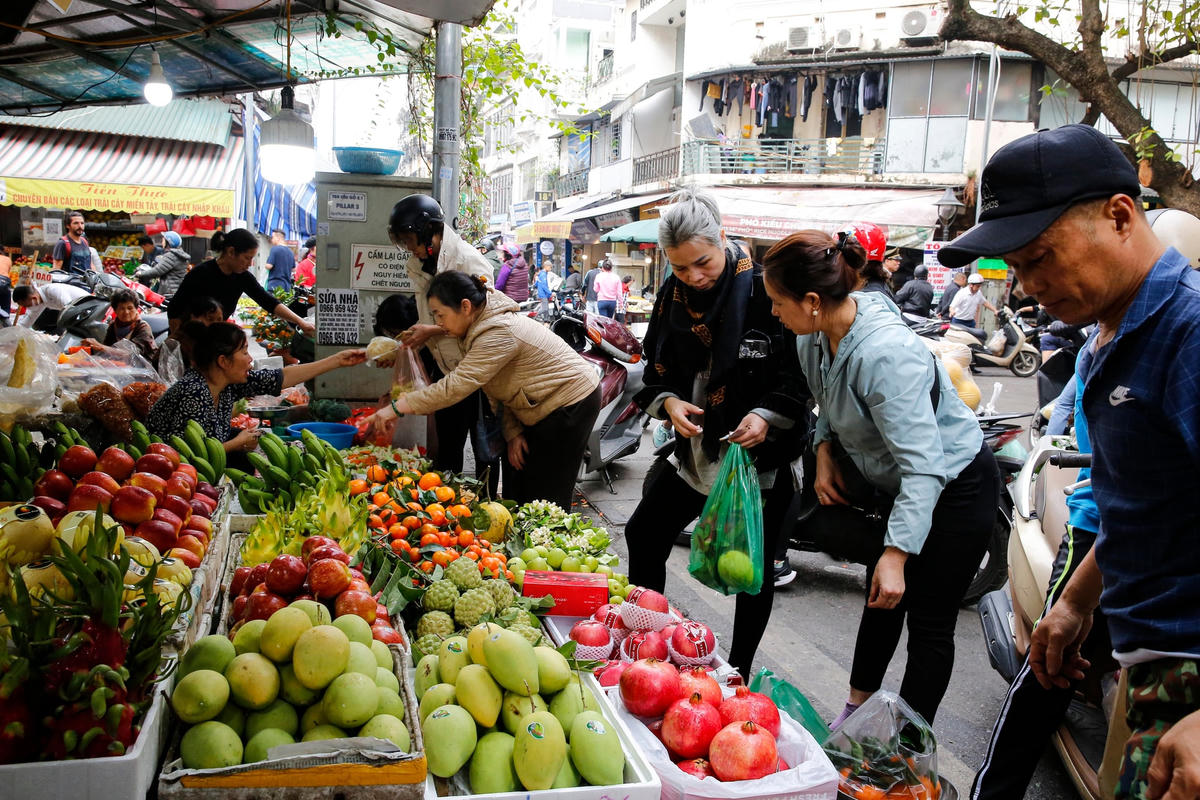 Mặt hàng hoa quả cũng thu hút được nhiều người dân đến tìm mua.