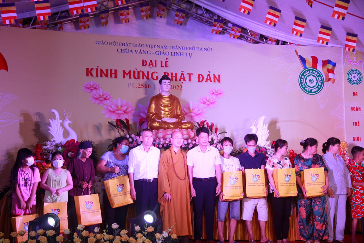 Nhân dịp Đại lễ Phật đản, chùa Vàng cũng đã phối hợp cùng chính quyền địa phương, Ban quản lý di tích và các Phật tử trao tặng 21 phần quà cho người nghèo có hoàn cảnh khó khăn trên địa bàn tại thôn Vàng.