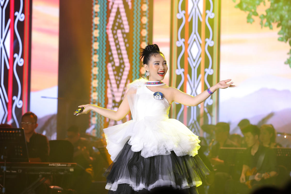 Thí sinh Lan Quỳnh với “Cánh chim báo tin vui”.