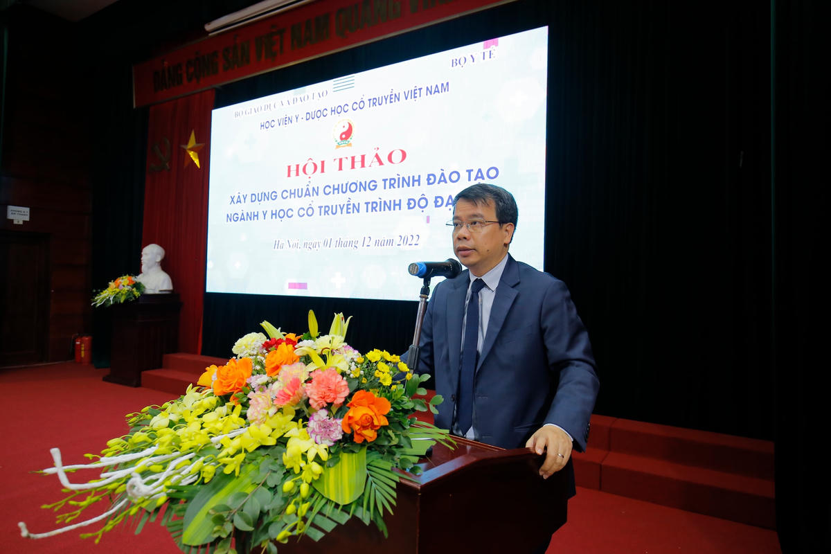 PGS.TS.Nguyễn Quốc Huy - Giám đốc Học viện Y - Dược học Việt Nam trao đổi tại hội thảo.