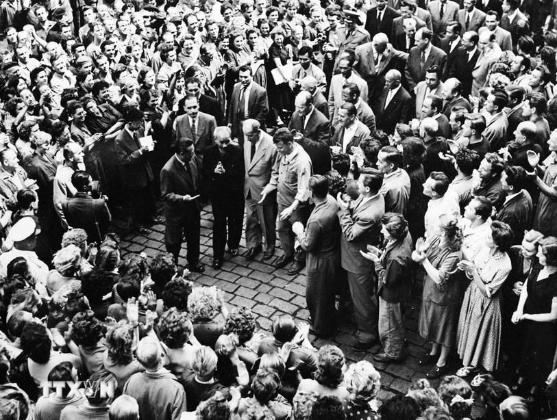 Chủ tịch Hồ Chí Minh đến thăm nhà máy chế tạo Skovolo trong chuyến thăm hữu nghị Tiệp Khắc (18/7/1957). (Ảnh: TTXVN)