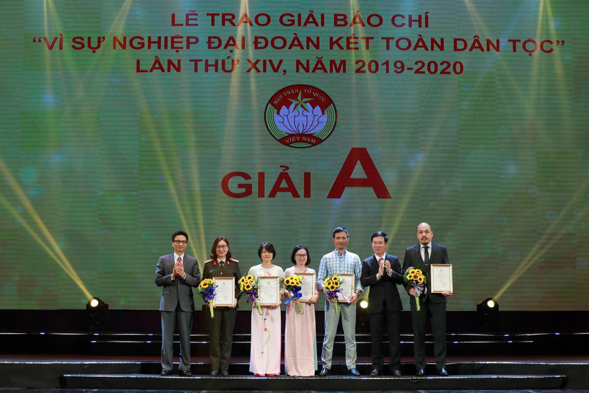 Trao giải cho các tác giả, nhóm tác giả đoạt giải A Giải Báo chí “Vì sự nghiệp Đại đoàn kết toàn dân tộc” lần thứ XIV. Ảnh: Quang Vinh