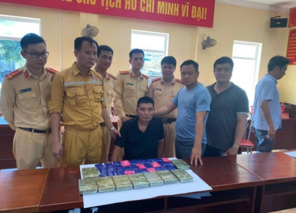 Nghi phạm Dương Quang Đại cùng tang vật bị bắt giữ tại Công an tỉnh Yên Bái.