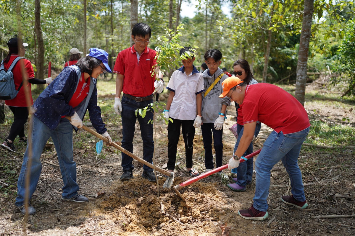 Các tình nguyện viên và các em học sinh trường THCS Mã Đà trồng cây tại Khu Bảo tồn Thiên nhiên - Văn hóa Đồng Nai. (Ảnh: Mạnh Thìn).