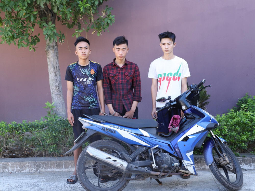 Các đối tượng cùng tang vật.