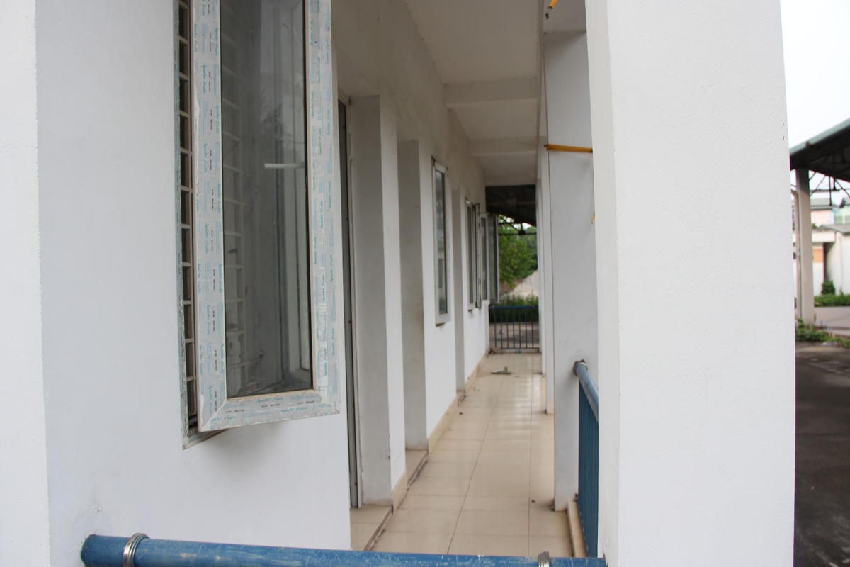 Ông Nguyễn Văn Tuấn, người dân phường Tây Mỗ chia sẻ: "Dự án chợ Tây Mỗ được triển khai cách gần 10 năm nay, họ xây dựng được mấy cầu chợ và nhà điều hành xong rồi bỏ hoang không thấy hoạt động gì. Trong khi người dân, tiểu thương Tây Mỗ không có chợ để kinh doanh buôn bán, phải chạy xuống tận chợ Đại Mỗ để mua bán hàng rất xa".